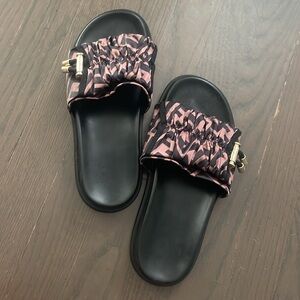 Trendy women’s slides